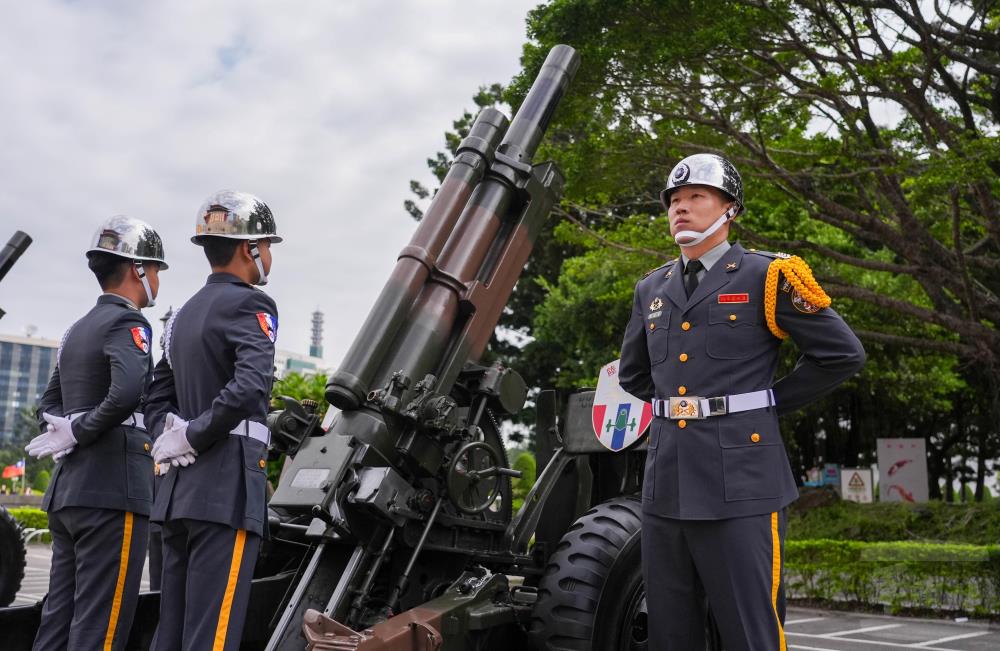 陸軍禮砲連執行軍禮勤務。（軍聞社記者侯凱議攝）