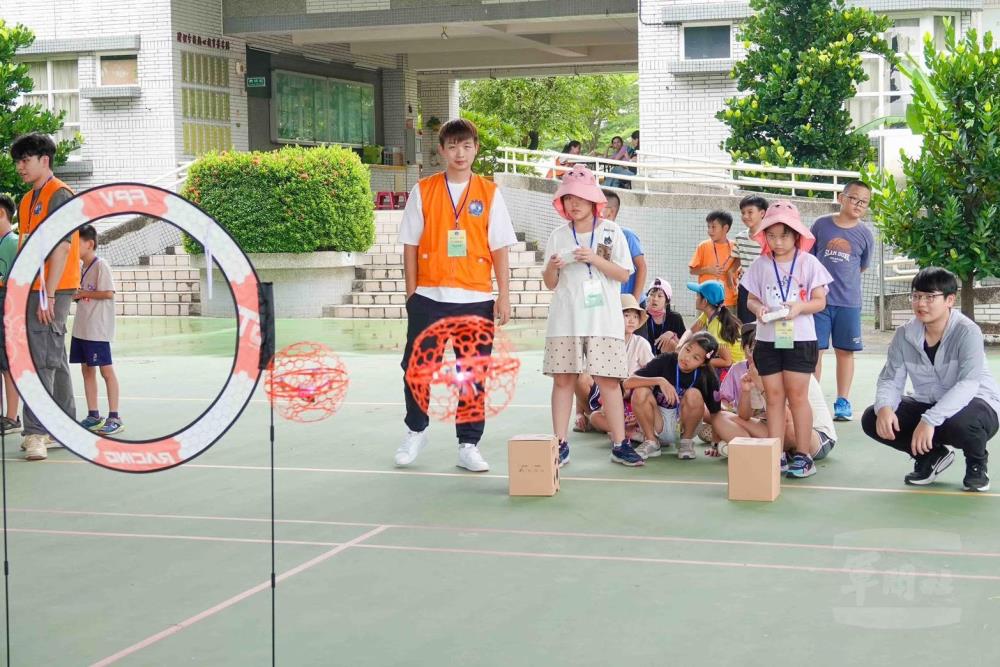 無人機足球障礙穿越體驗課程。（屏東科技大學徐子圭教授提供）