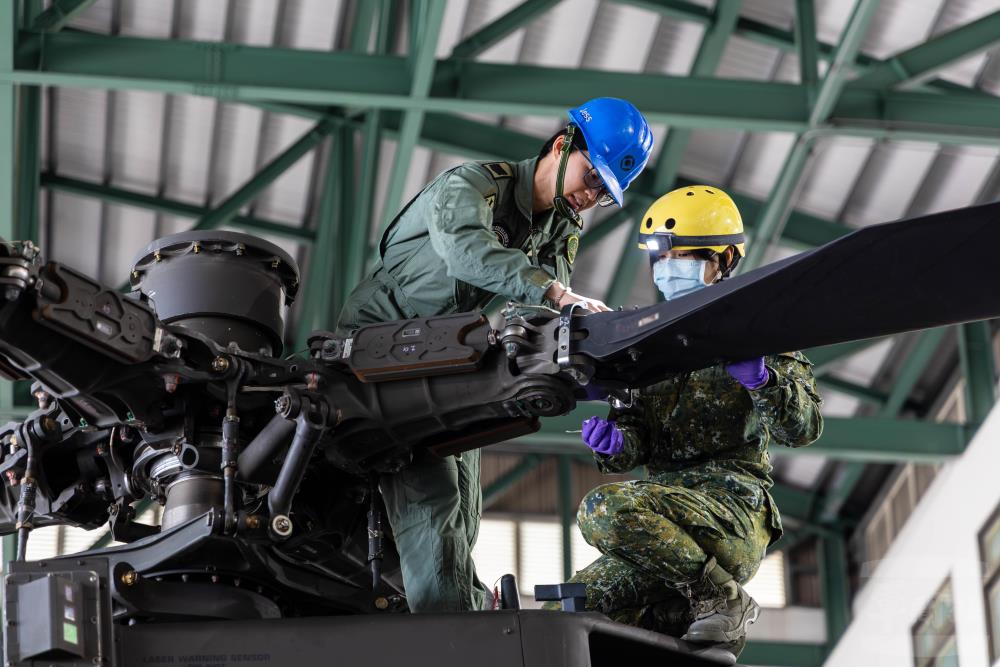 李宜潔士官長（左）與保修士，確認主旋翼葉片狀況。（軍聞社記者蔡枋澐攝）