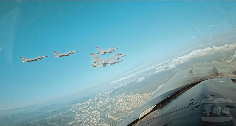 F-16戰機編隊飛行。（軍聞社記者邱奕菖攝）