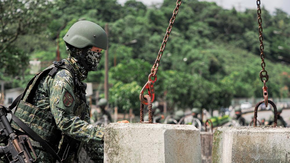 官兵全神貫注執行任務。（軍聞社記者陳軍均攝）