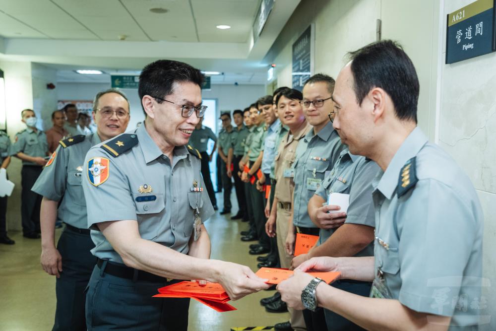 張副局長主持父親節活動，致贈禮券慰勉官兵辛勞。（軍聞社記者陳彥樺攝）
