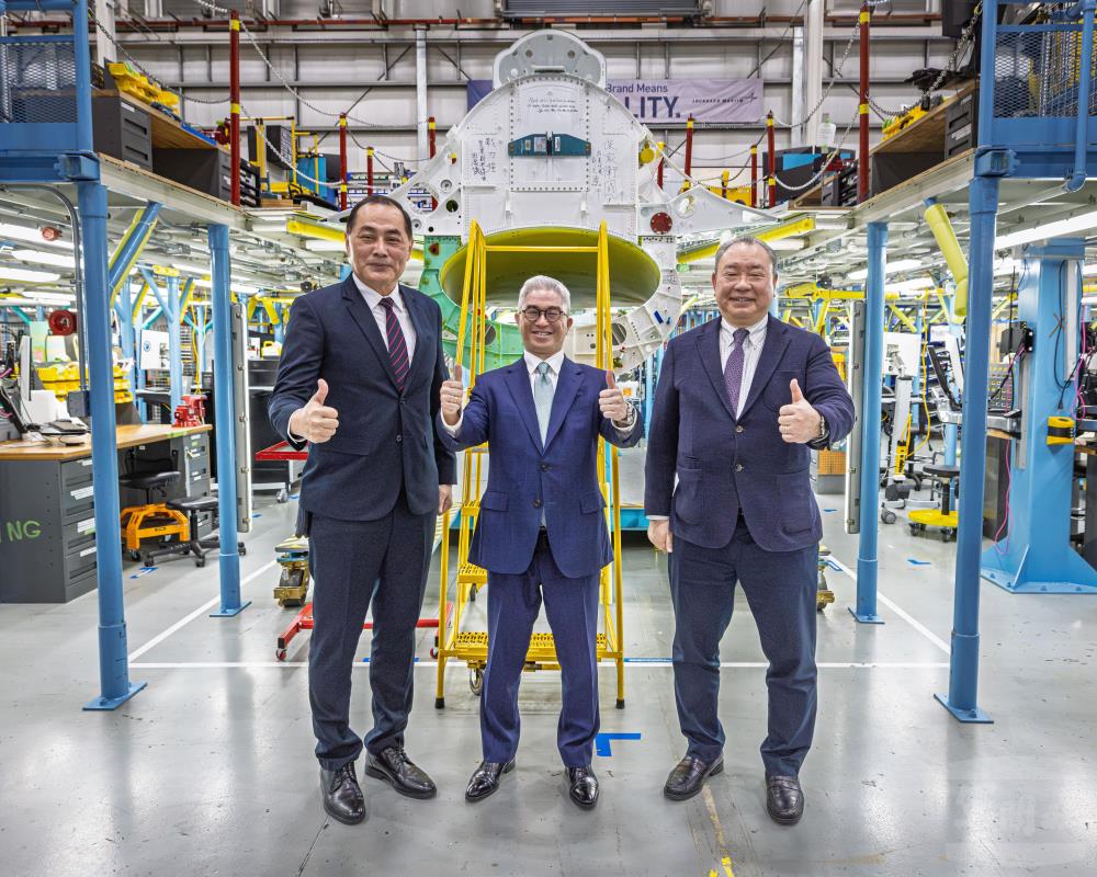徐副部長、俞大使及田副參謀長一同赴生產線視察我訂購戰機之生產狀況。（國防部提供）