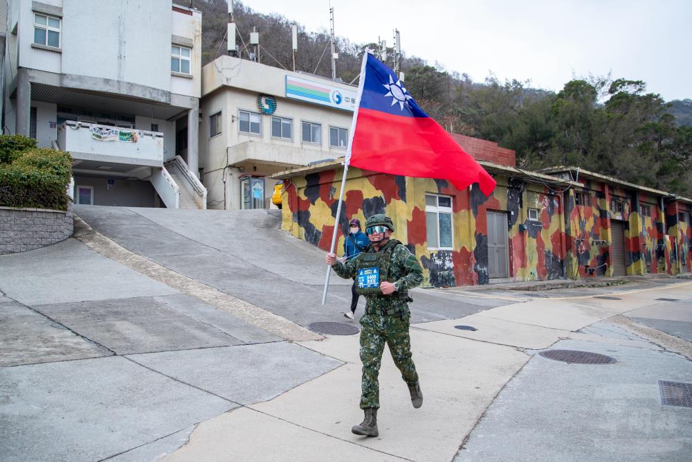 黃中尉拿著中華民國國旗參賽，吸引眾人目光。（軍聞社記者王進福攝）