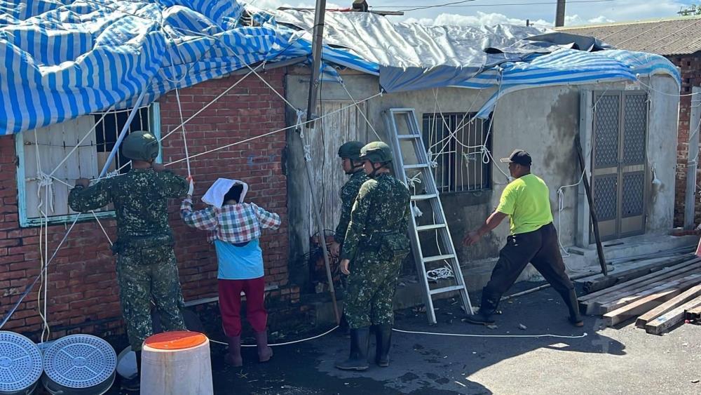 陸軍4支部官兵協助臺南市後壁區居民撤除防水帆布。（第四作戰區提供）
