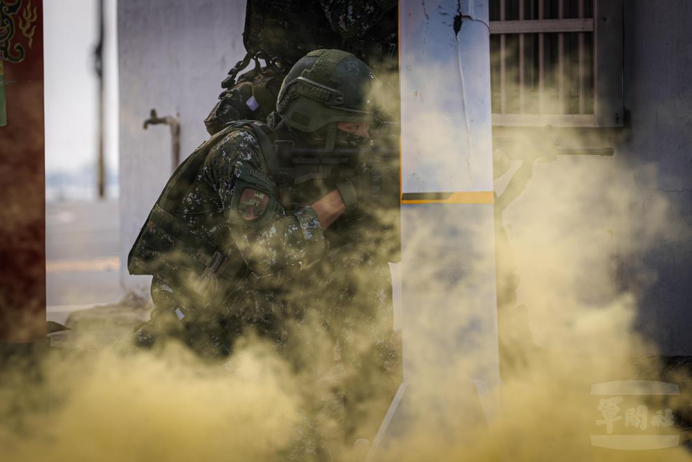 官兵利用煙霧掩護傷患進行救援。(軍聞社記者莊家豪攝) 官兵利用煙霧掩護傷患進行救援。(軍聞社記者莊家豪攝)