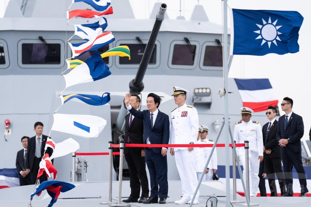 賴總統登上丹江軍艦，並向動態展示的旭江軍艦官兵揮手致意。（軍聞社記者林庭暉攝）