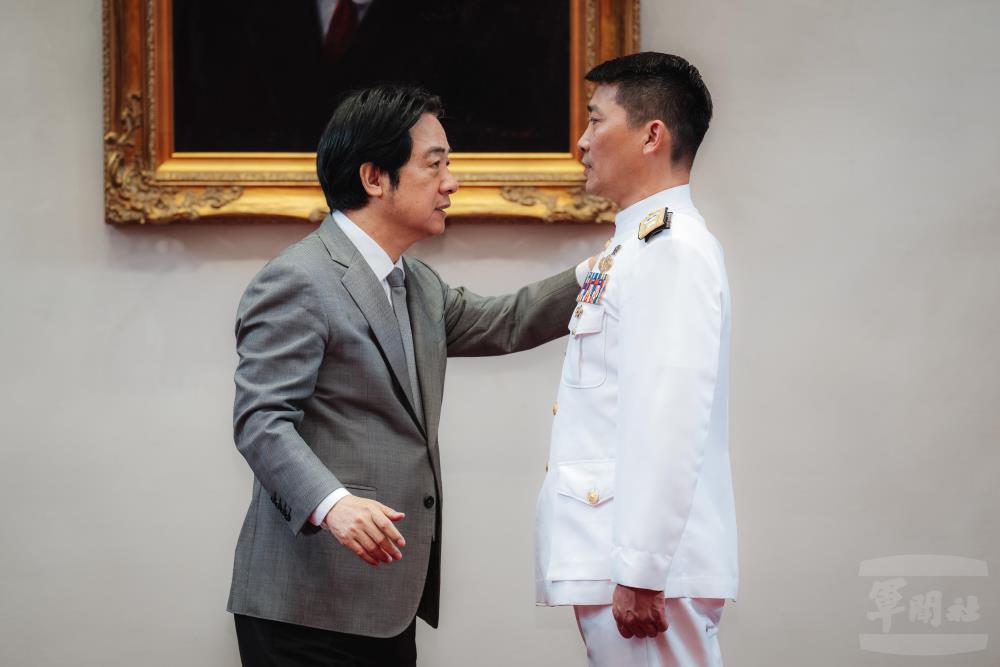 賴總統為戴少將授階。（軍聞社記者陳彥樺攝）