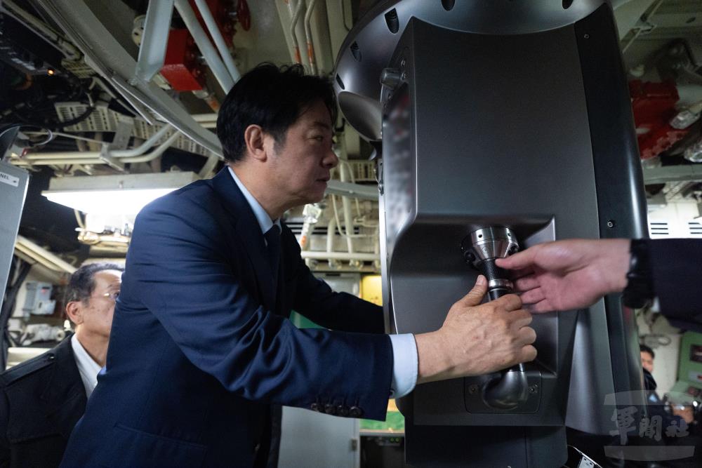 賴總統至海軍256戰隊視導海龍軍艦。（軍聞社記者陳彥樺攝）