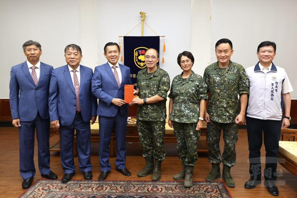 敬軍團致贈慰問金,表達對國軍的支持。(臺南市軍人服務站提供) 敬軍團致贈慰問金,表達對國軍的支持。(臺南市軍人服務站提供)