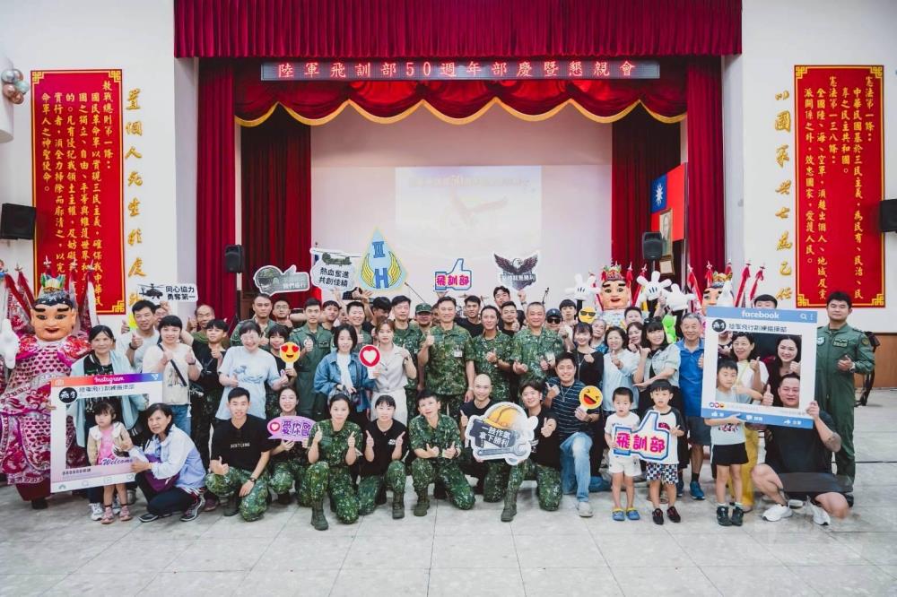 官兵及眷屬合影。（陸軍飛訓部提供）