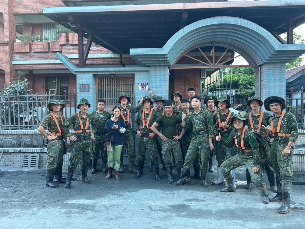 153旅官兵協助救災戶完成清淤後合影。（第三作戰區提供）