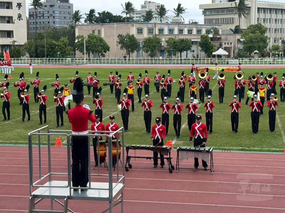 樂旗隊以磅礴樂聲、整齊步伐展現訓練成果。（中正預校提供）