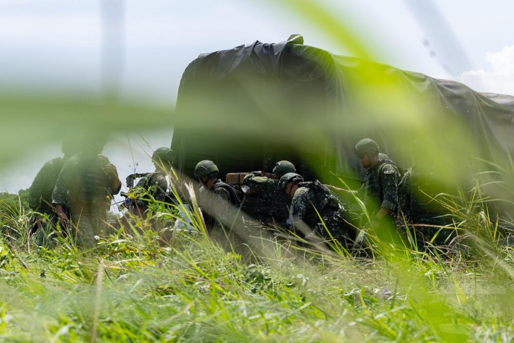 軍品搬運至戰術車輛。（軍聞社記者吳柏融攝）