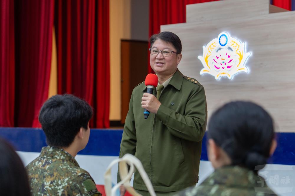 潘指揮官期勉學子透過親身參與，深入瞭解憲兵任務特性。（軍聞社記者吳東昇攝）