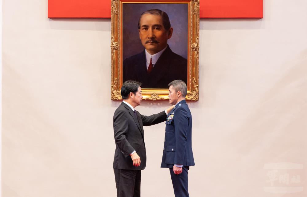 賴總統為胡少將授階。(軍聞社記者吳柏融攝) 賴總統為胡少將授階。(軍聞社記者吳柏融攝)
