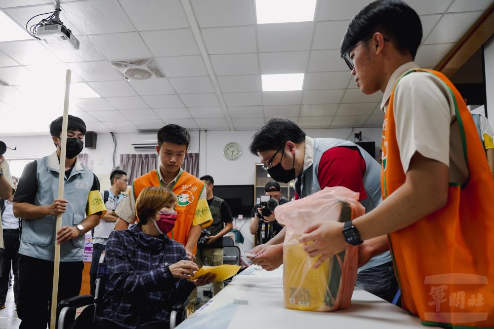 戰時民生必需品配售演練，模擬戰時物資短缺情境下之配發。（軍聞社記者李恬恬攝）