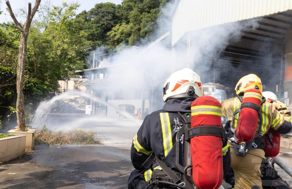 基隆市消防局演練協助搶救。（軍聞社記者吳柏融攝）