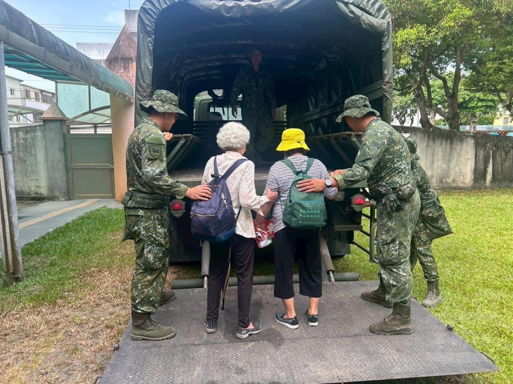 第二作戰區官兵攙扶長者登車，協助保全戶安全返回住居處所。（花防部提供）