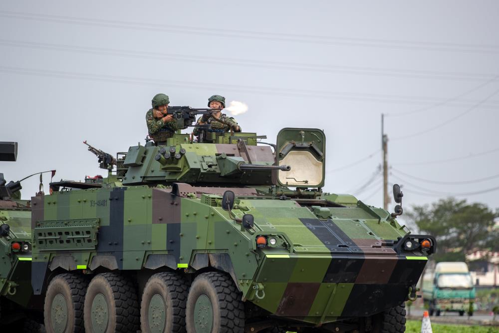 542旅聯兵3營官兵30日上午在防禦陣地實施接敵演練,射擊空包彈。(軍聞社記者王進福攝) 542旅聯兵3營官兵30日上午在防禦陣地實施接敵演練,射擊空包彈。(軍聞社記者王進福攝)