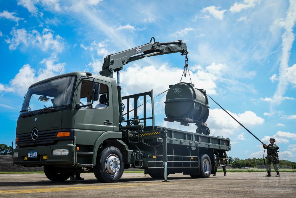 官兵運用吊臂車吊運M60A3戰車變速箱。（軍聞社記者劉哲宇攝）
