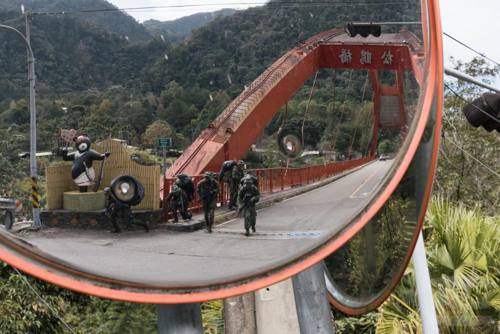 學員向目標區前進。（軍聞社記者李恬恬攝）