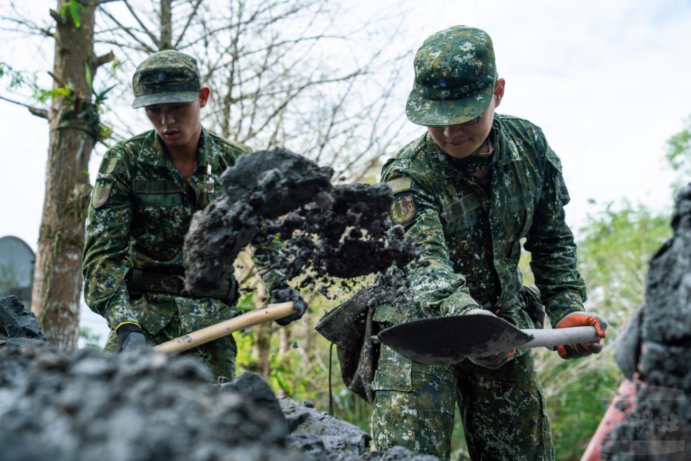 官兵持續投入災後復原工作。（軍聞社記者薛皓文攝）