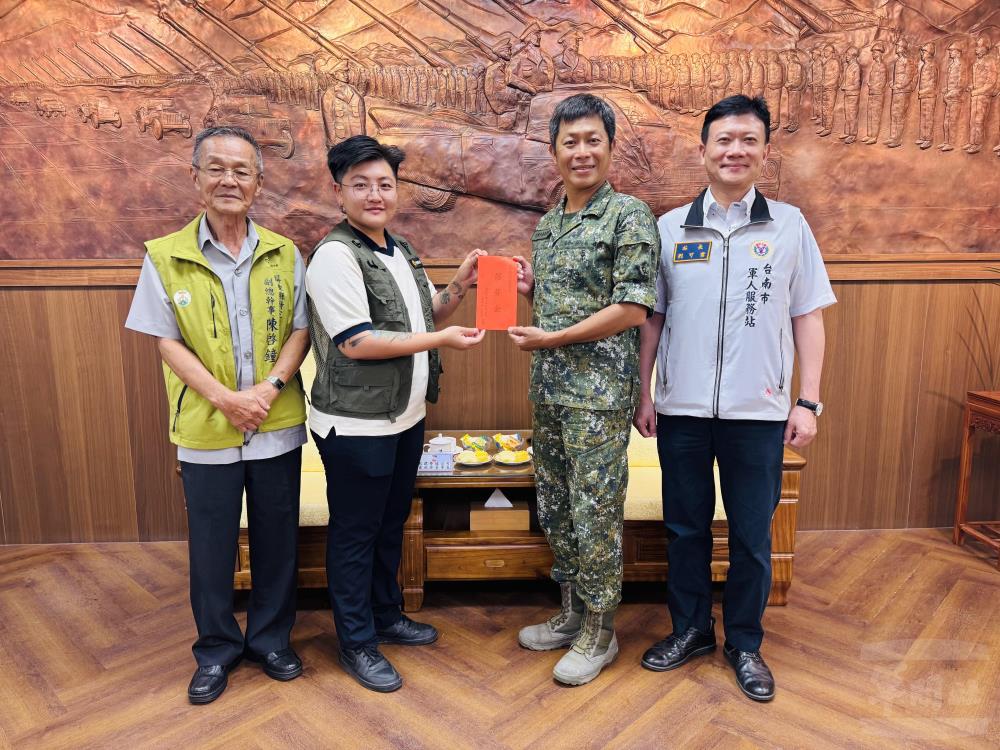 企業代表端節敬軍，感謝官兵守護家園。。（臺南軍人服務站提供）