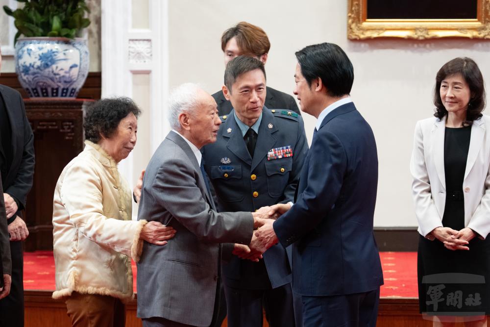 賴總統向現場所有寶眷握手致謝。（軍聞社記者吳東昇攝）