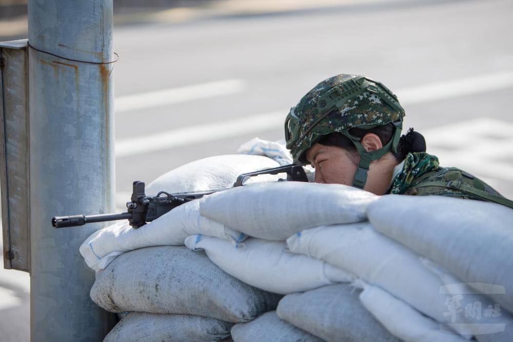 官兵依戰況轉換陣地，遲滯敵軍推進。（軍聞社記者王進福攝）