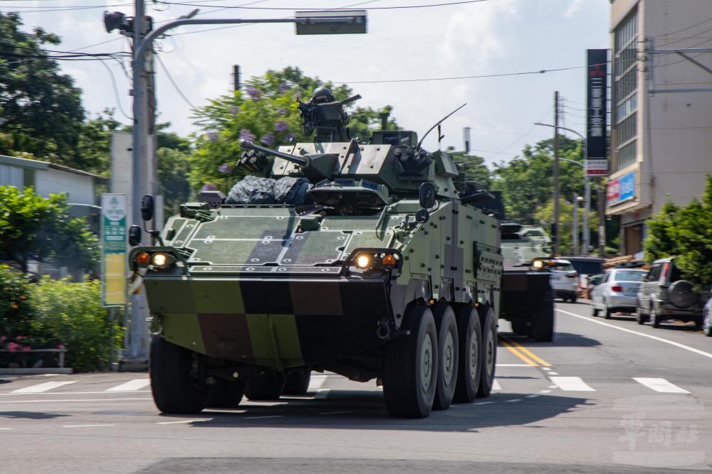 CM34裝步戰鬥車對敵實施打擊。（軍聞社記者吳柏融攝）