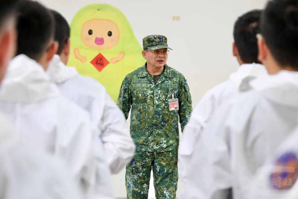 第五作戰區指揮官李中將慰勉化學兵部隊。（第五作戰區提供）