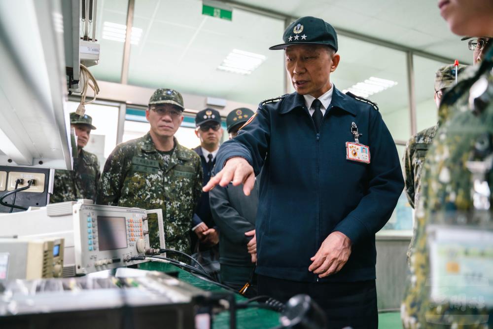 劉校長與見學學生互動討論。（軍聞社記者林庭暉攝）