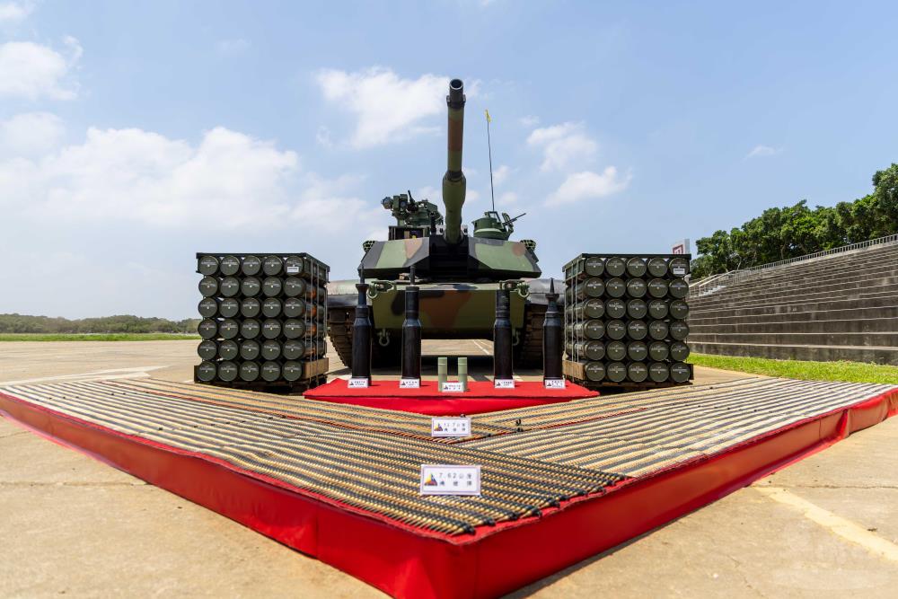 陸軍聯合兵種第584旅陳列M1A2T戰⾞砲彈藥。（軍聞社記者蔡枋澐攝）
