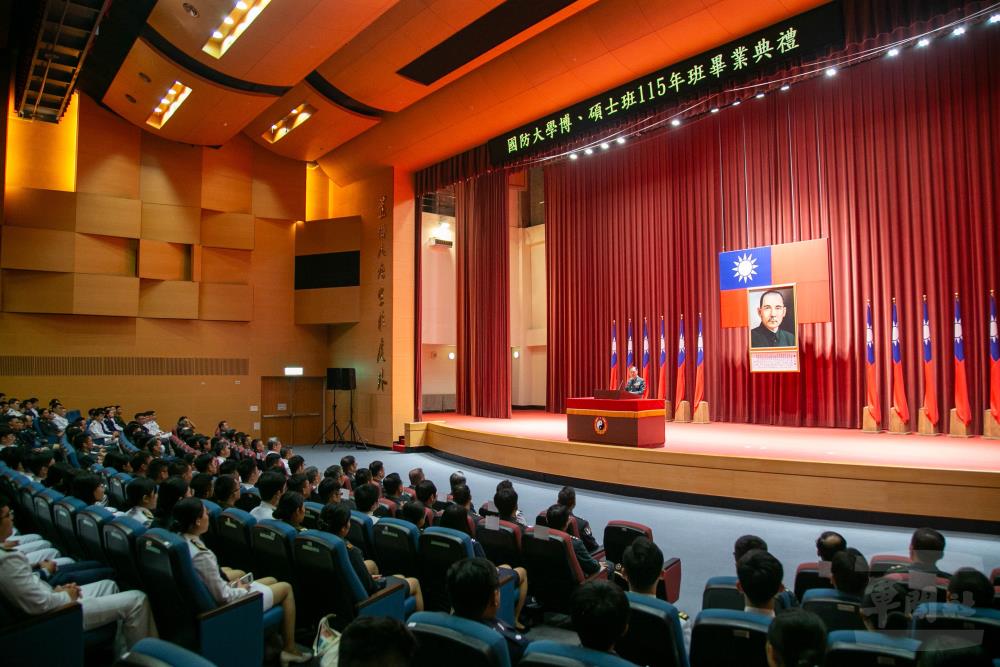 國防大學博碩士班畢業典禮　鍾副部長期勉學以致用