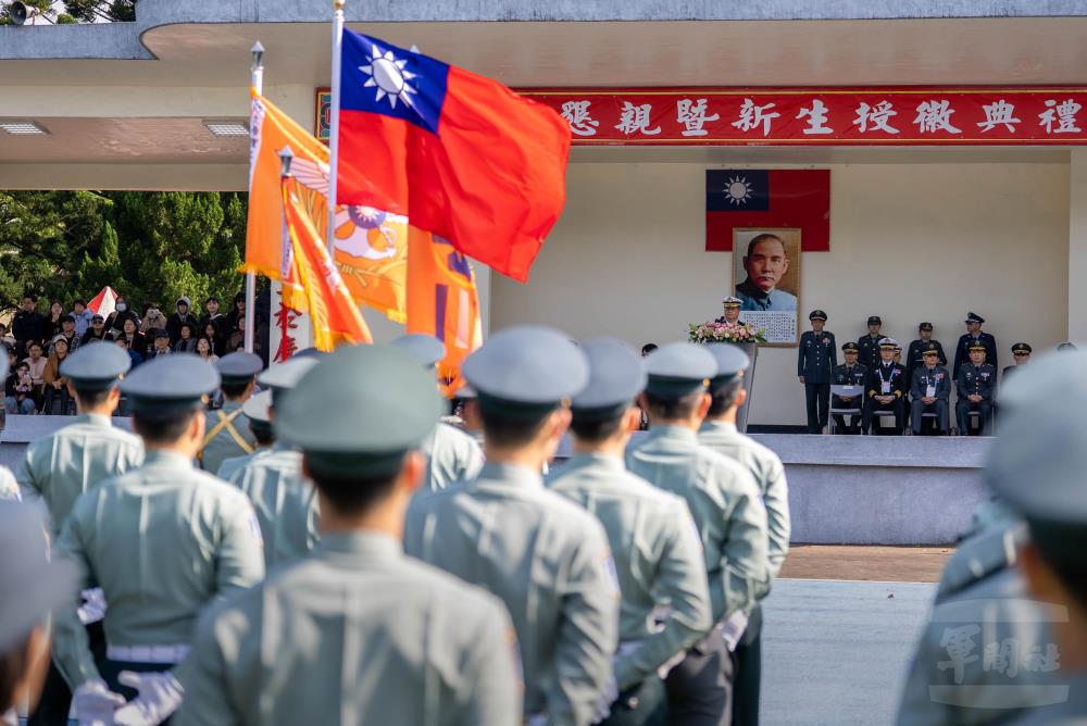 崔院長致詞時表示，榮譽徽象徵對新生的肯定與期許。（軍聞社記者尤昱翔攝）