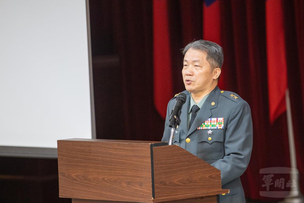 主計局長謝中將說明特別預算案規劃符合舉債規模法定限制。（軍聞社記者王進福攝）