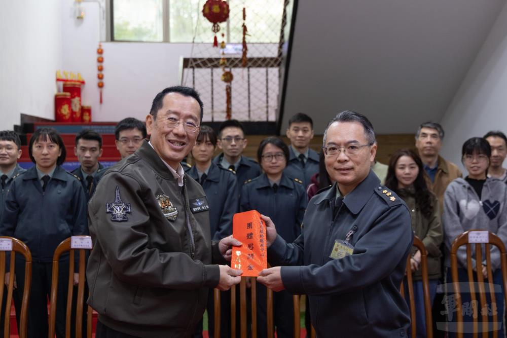 顧部長頒贈慰問金。（軍聞社記者吳柏融攝）