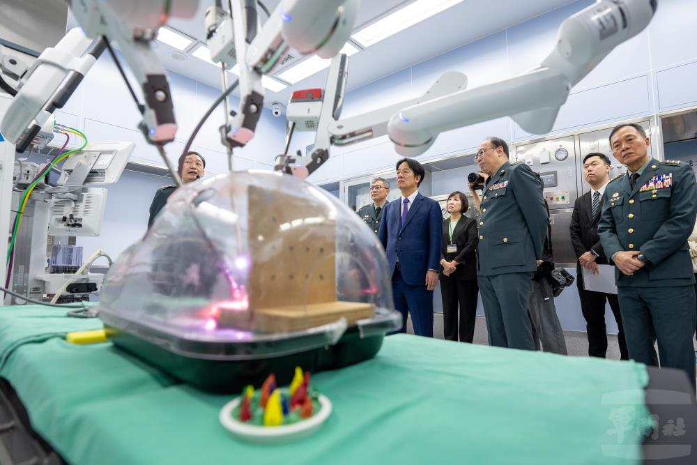 賴總統前往「達文西手術室」瞭解機械手臂模擬操作情況。（軍聞社記者吳東昇攝）