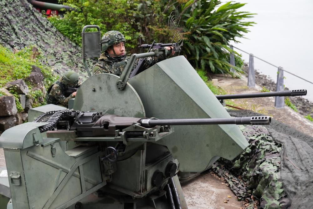 聯兵一營官兵操作20機砲對河口實施警戒。（軍聞社記者王進福攝）