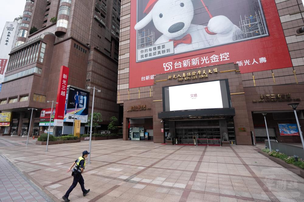 演習警報聲響起後，警察與義交引導民眾前往疏散地點。（軍聞社記者林庭暉攝）