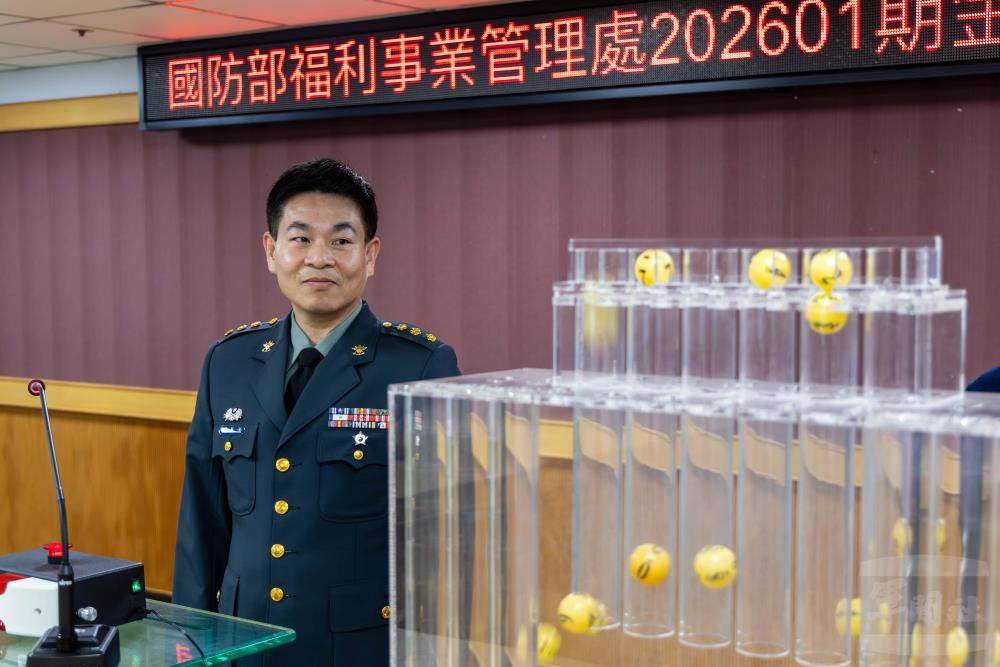 邱處長抽出202601期幸運得主。（軍聞社記者蔡枋澐攝）