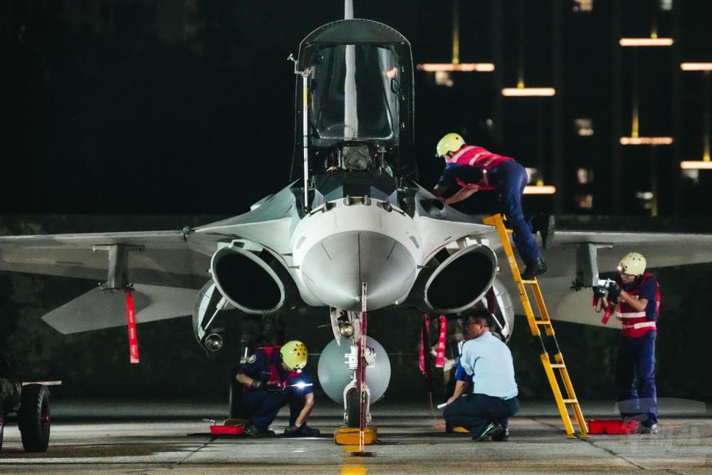 一聯隊官兵於夜間進行潛力裝掛競賽。（軍聞社記者林庭暉攝）