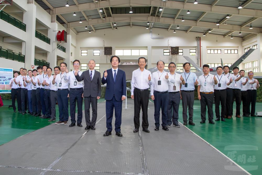 賴總統與中科院同仁合影。（軍聞社記者王進福攝）