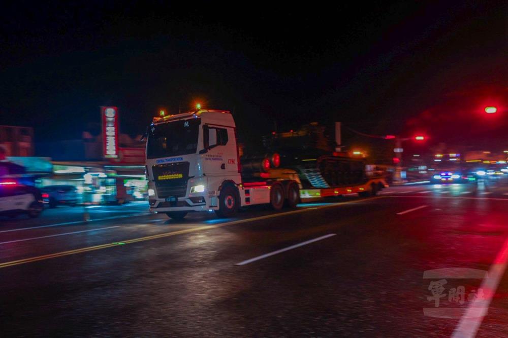 民用拖板車進行車輛板運，提升機動效率。（青年日報提供）