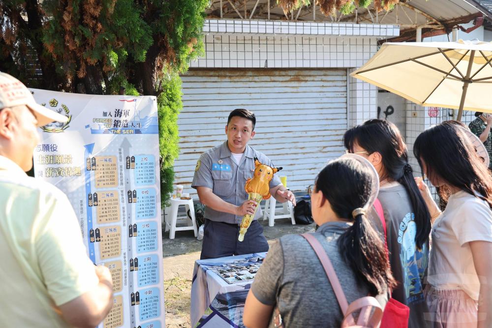 活動現場設置國軍人才招募攤位，提供民眾認識國軍。（軍聞社記者蔡枋澐攝）
