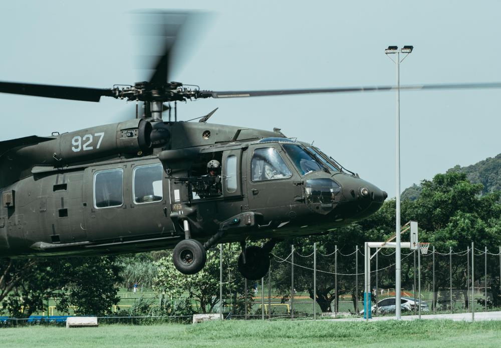 UH-60M黑鷹直升機2架，採空中機載運輸方式，將飛彈緊急運抵整補點。（軍聞社記者陳軍均攝）