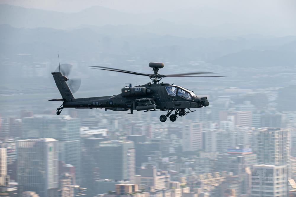 AH-64E通過臺北上空，順利完成此次預演任務，展現平時訓練成果。（軍聞社記者尤昱翔攝）