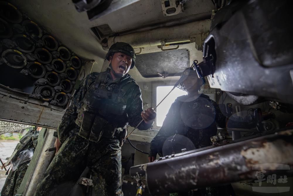 發射手拉下火繩，完成演練。（軍聞社記者吳柏融攝）