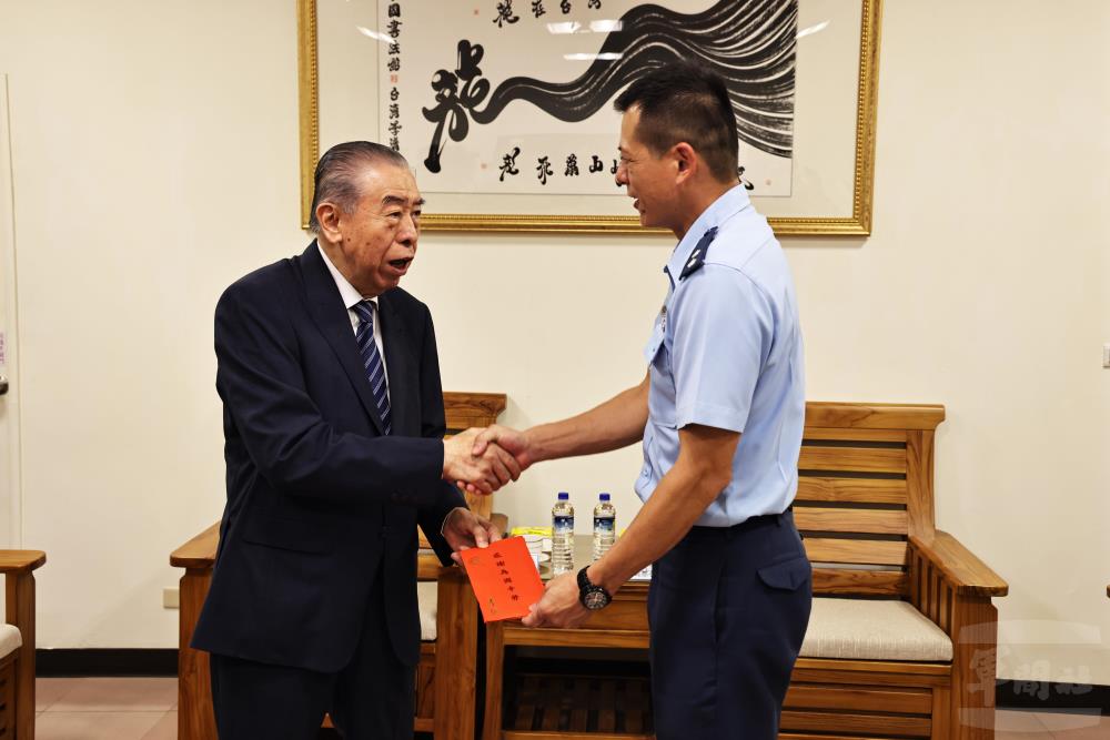 李榮譽理事長致贈慰問金,以行動表達對於國軍官兵辛勞的敬意與謝意。(青年日報記者劉宸瑋攝) 李榮譽理事長致贈慰問金,以行動表達對於國軍官兵辛勞的敬意與謝意。(青年日報記者劉宸瑋攝)
